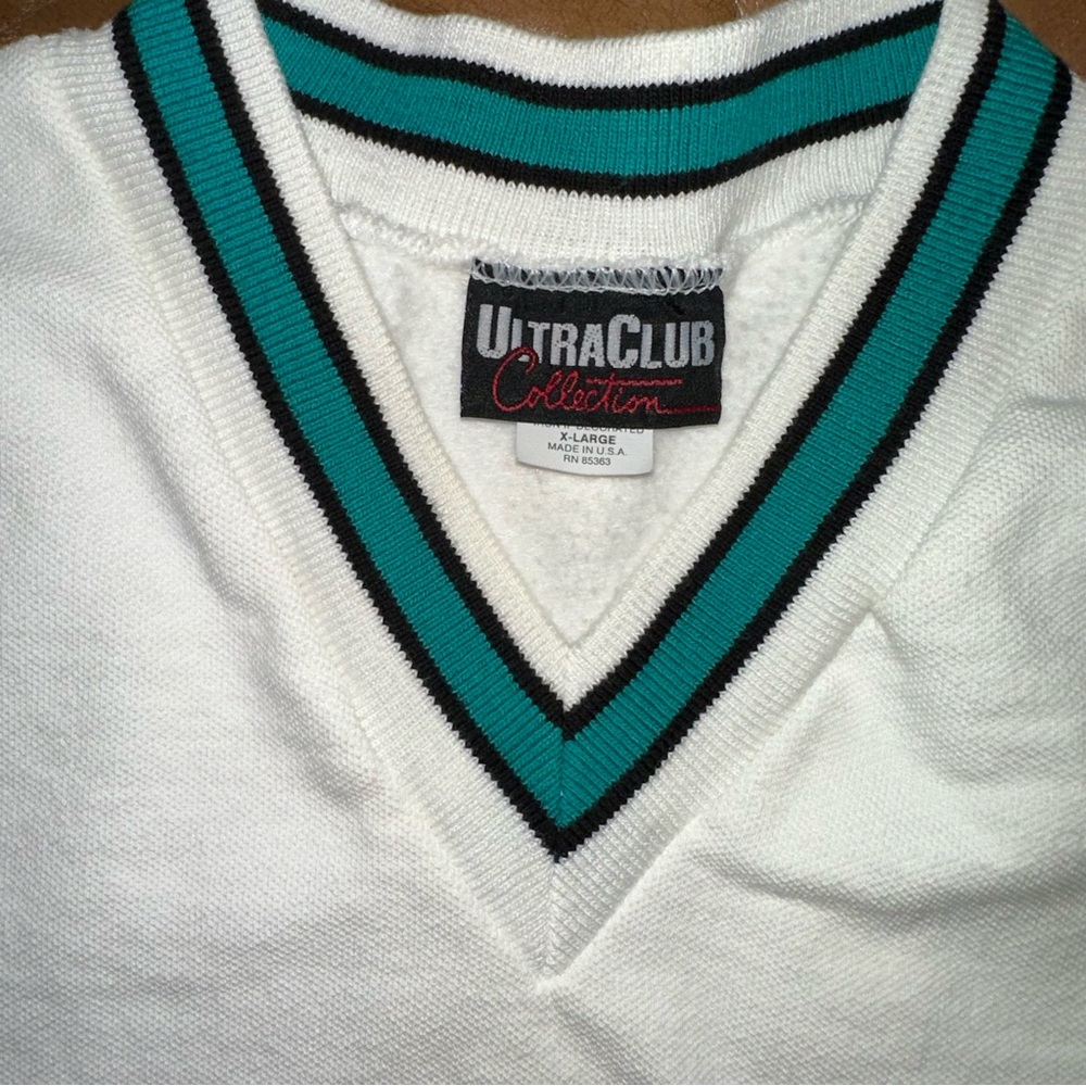 New Sweatshirt from Delta Dental X-Large 80% cotton 20% polyester, V-neck. - Picture 3 of 3